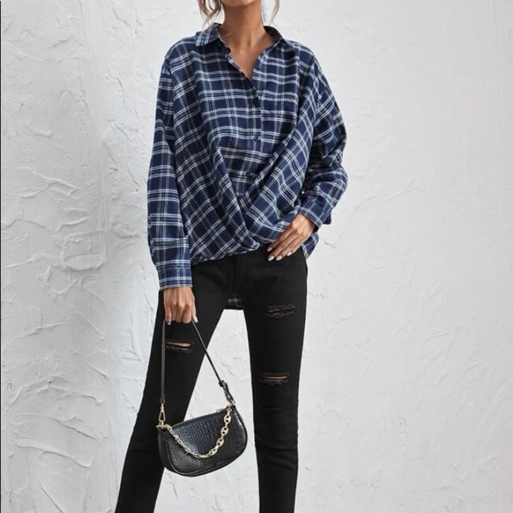 👚SHEIN Women’s button down dark blue long sleeve top.